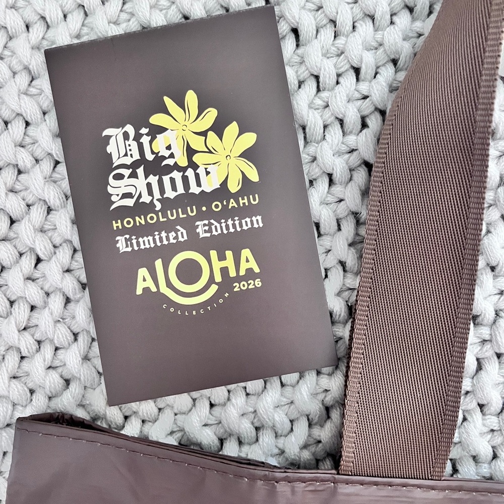 Aloha Collection• Super Special Limited Edition APPLIQUE Day Tripper Tote - Picture 3 of 8